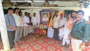 మృతిని కుటుంబానికి నాయకుల ఓదార్పు