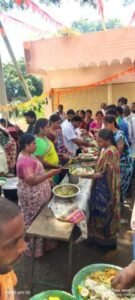 అన్నదానం చేస్తున్న దాతలు కారేపల్లి క్రాస్ రోడ్ లో అన్నదాన కార్యక్రమం 