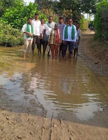 ఏజన్సీలో ఆధ్వానంగా రహదారులు..! అంబులెన్స్ రాలేనిస్ధితిలో గ్రామాలు.. రహదారులను పరిశీలించిన గిరిజన సంఘం..!