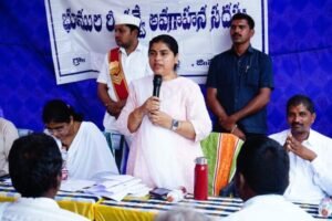 భూభారతి రీ-సర్వేపై గ్రామస్థులకు అవగాహన కల్పించిన కలెక్టర్ డాక్టర్ సత్య శారద…