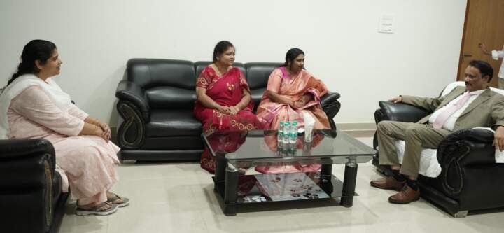 హైకోర్టు న్యాయమూర్తిని కలిసిన జిల్లా కలెక్టర్, జిల్లాల ప్రధాన న్యాయమూర్తులు