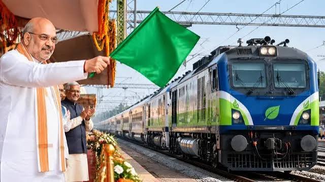 దేశంలోనే తొలి ఎల్‌ఎన్‌జీ రైలును ప్రారంభం…